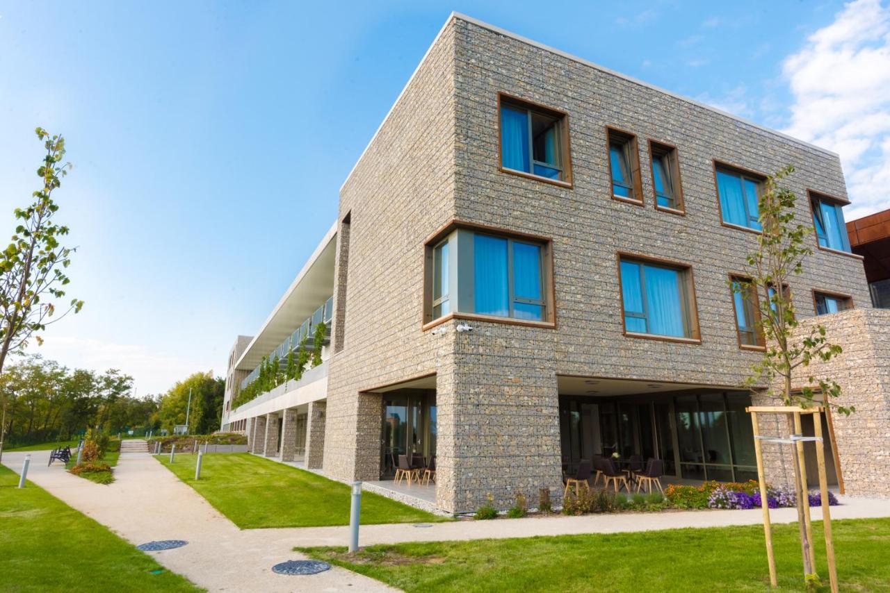 Akademia Hotel Balatonfured Bagian luar foto