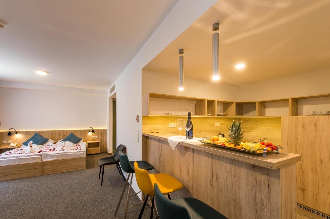Akademia Hotel Balatonfured Bagian luar foto