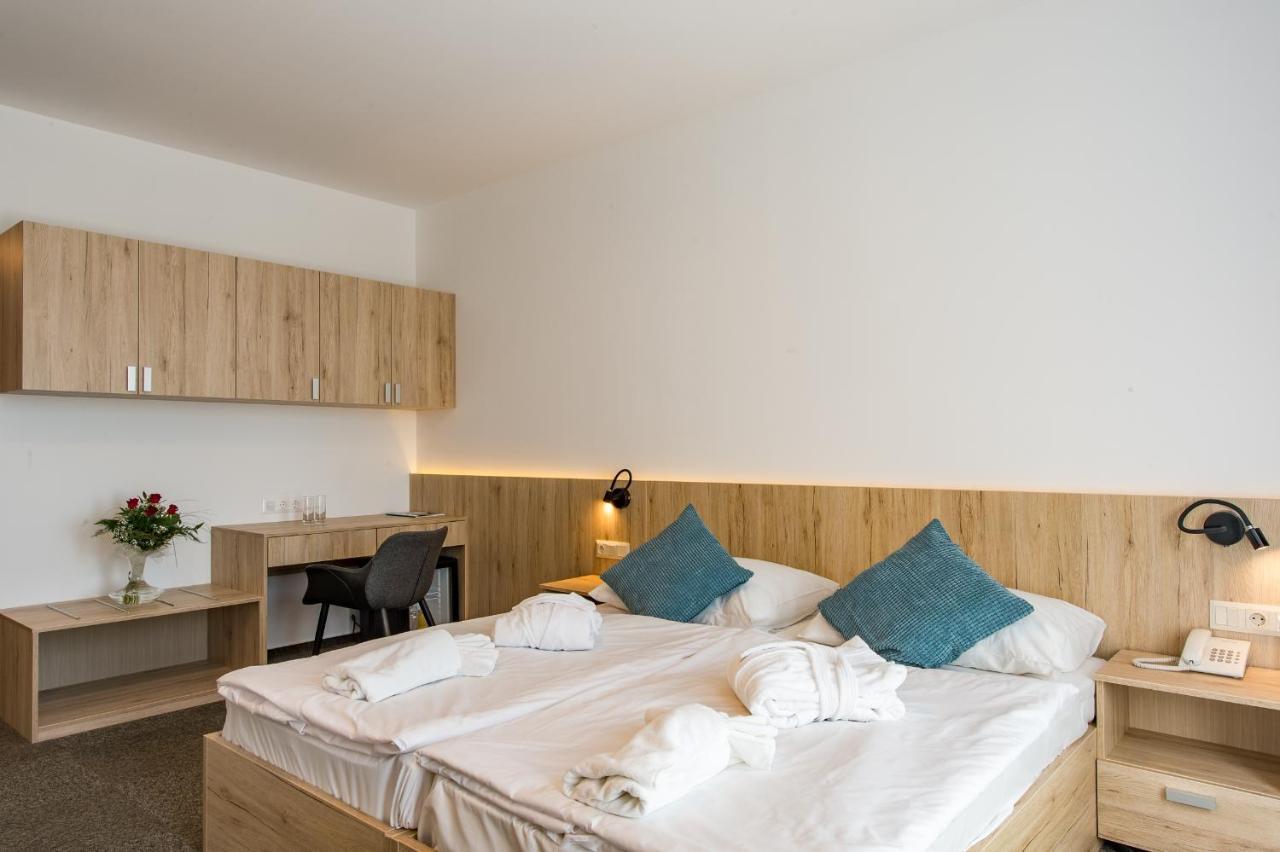Akademia Hotel Balatonfured Bagian luar foto