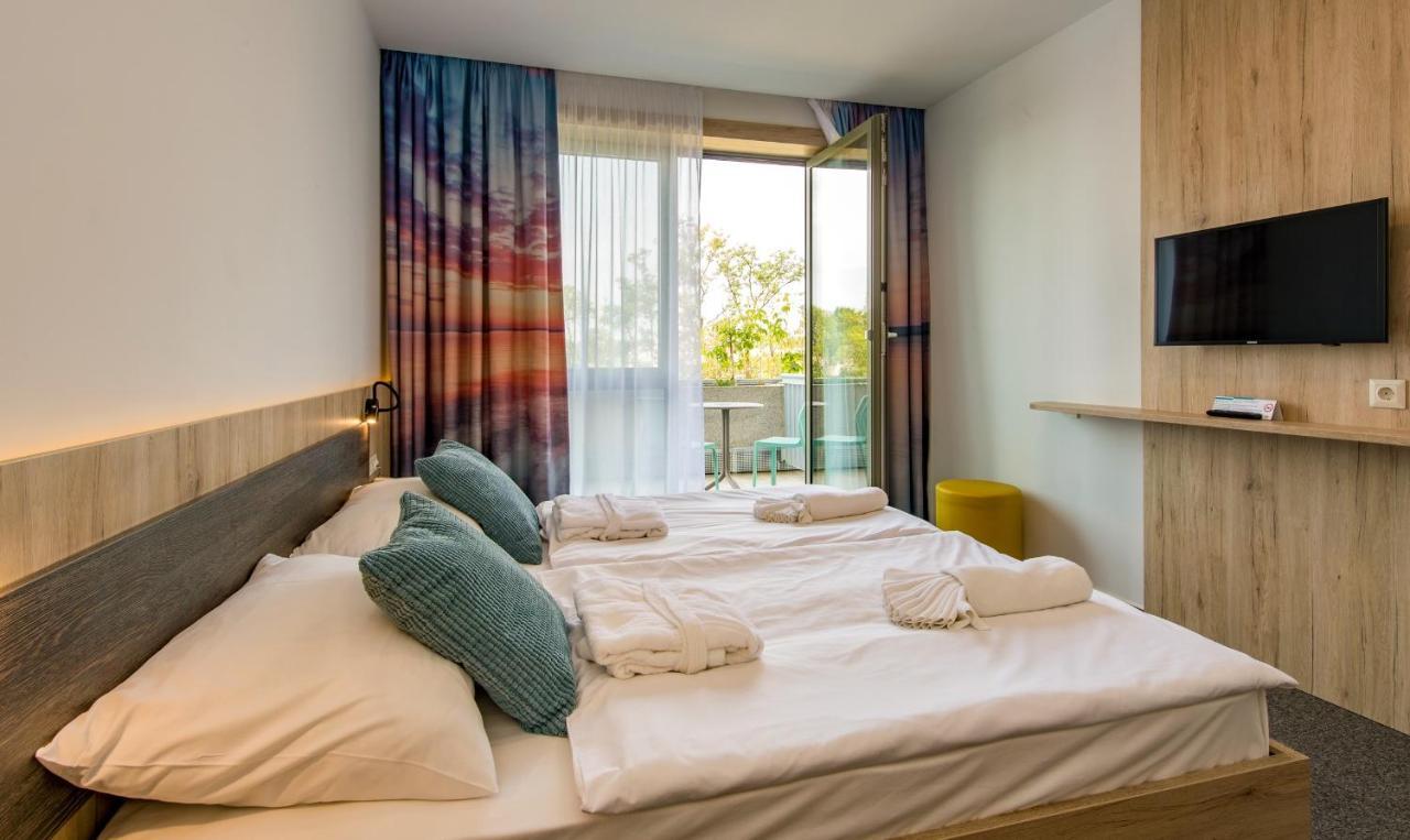 Akademia Hotel Balatonfured Bagian luar foto