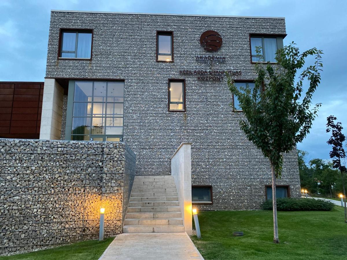 Akademia Hotel Balatonfured Bagian luar foto