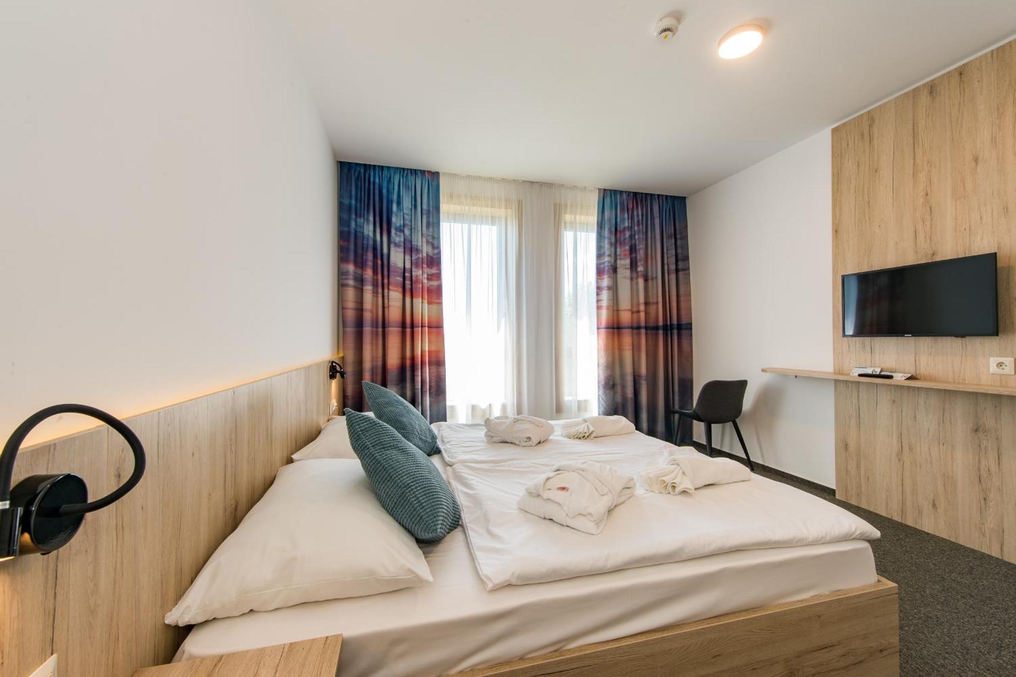 Akademia Hotel Balatonfured Bagian luar foto