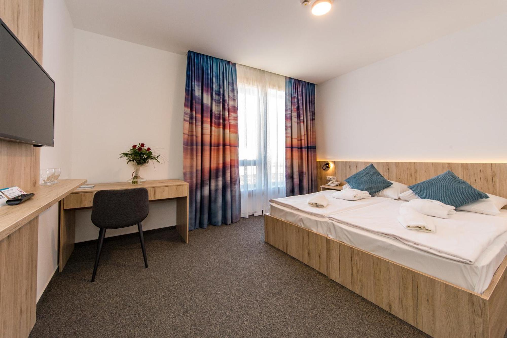 Akademia Hotel Balatonfured Bagian luar foto