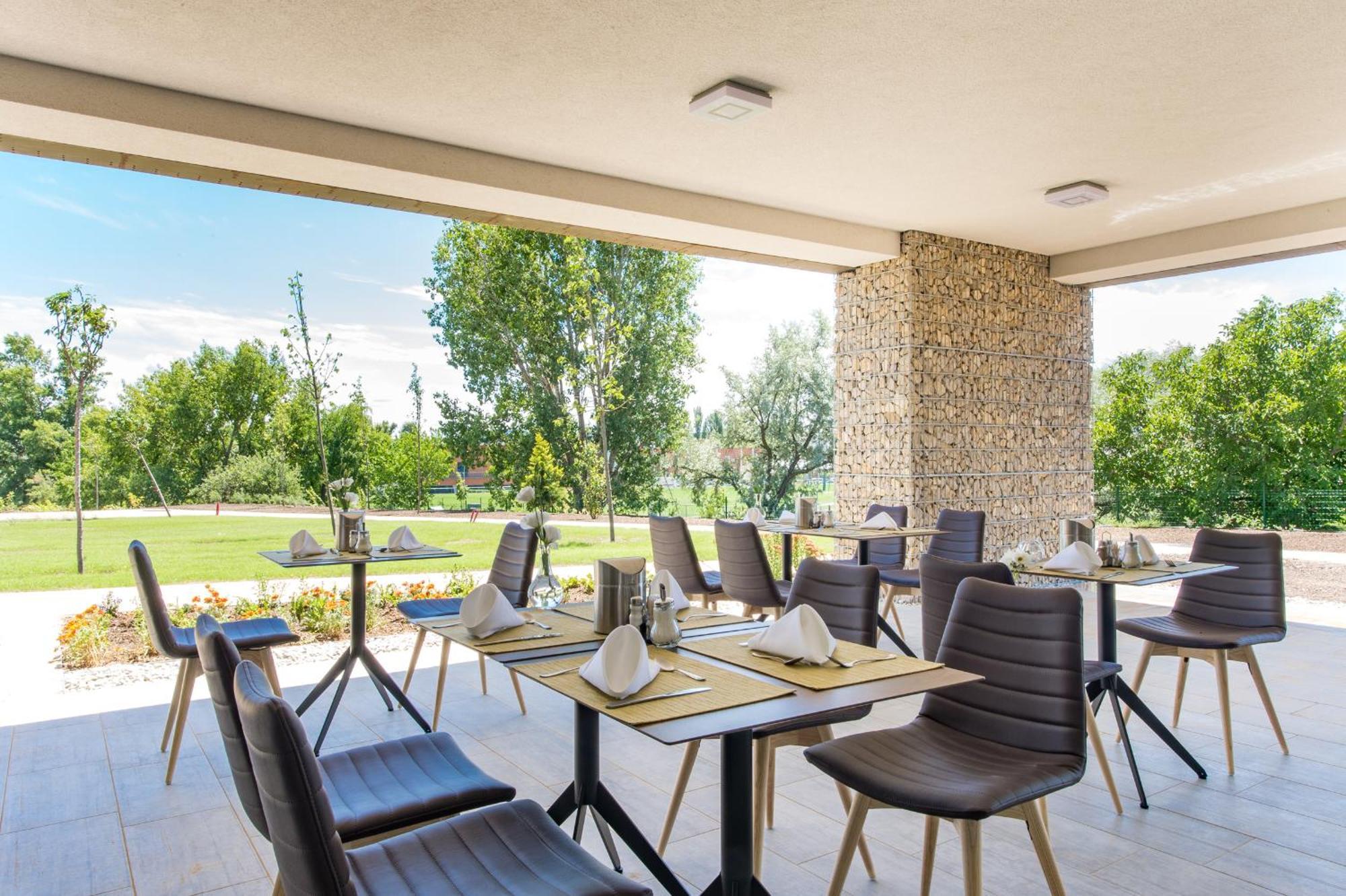 Akademia Hotel Balatonfured Bagian luar foto