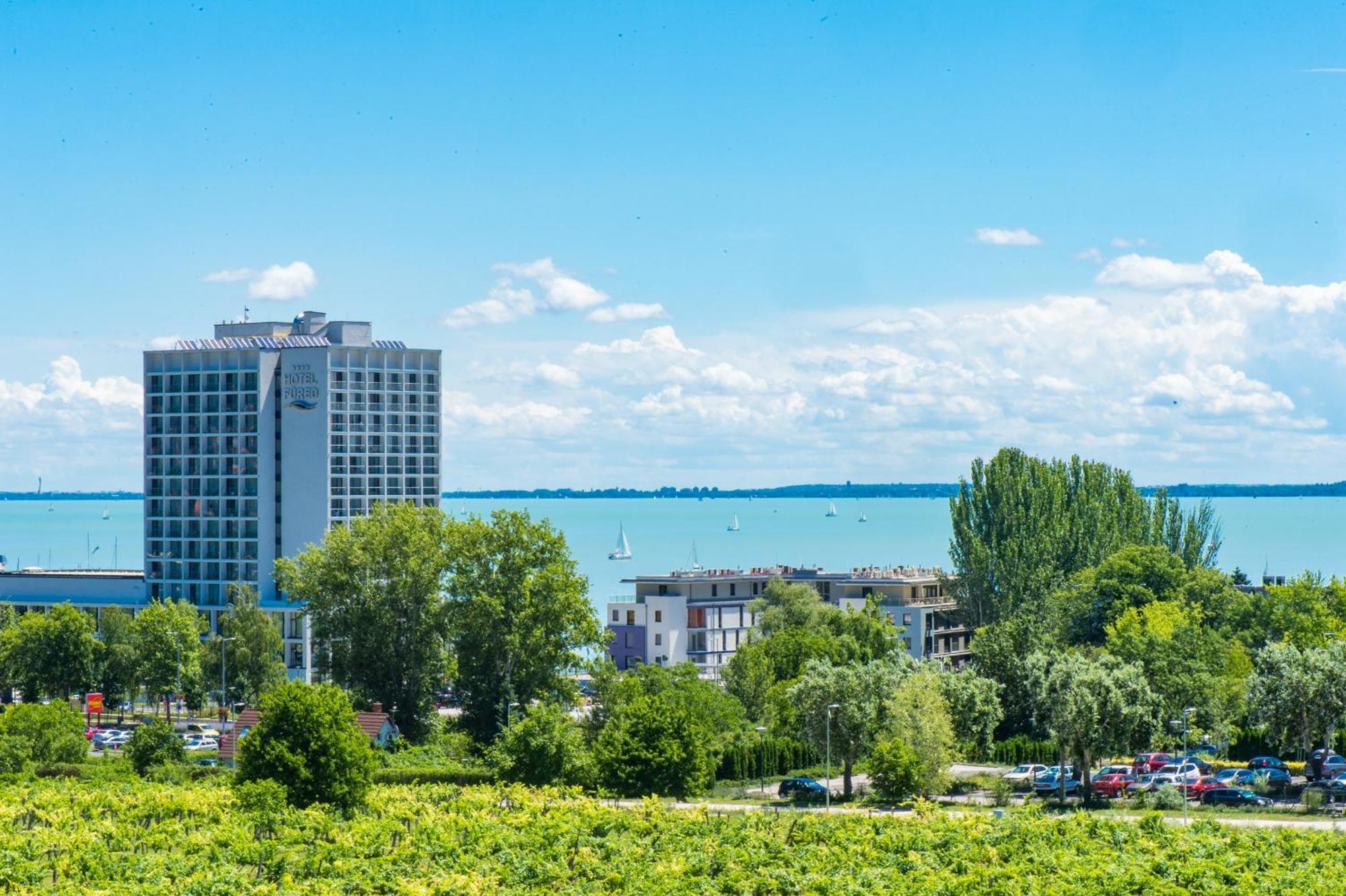 Akademia Hotel Balatonfured Bagian luar foto