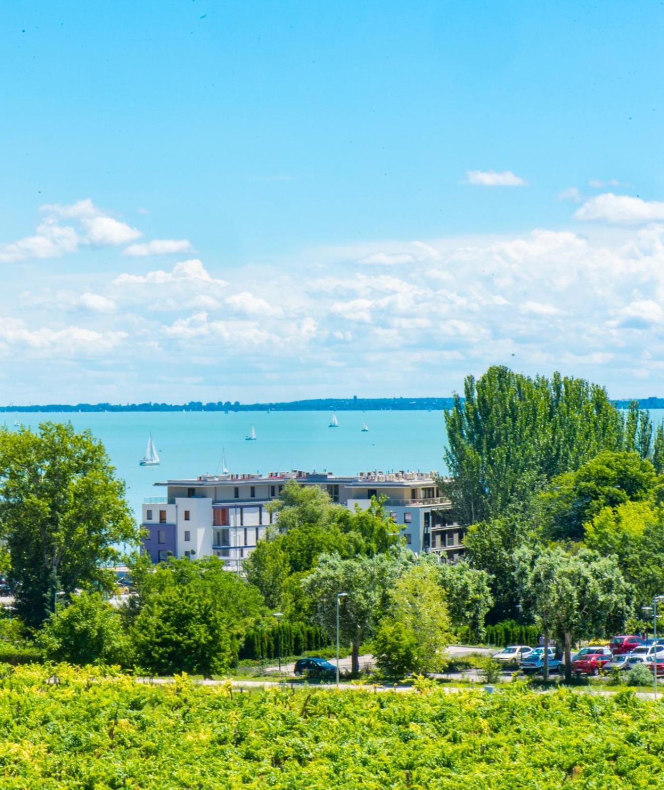 Akademia Hotel Balatonfured Bagian luar foto
