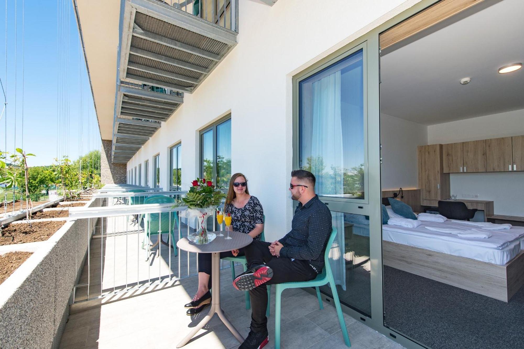 Akademia Hotel Balatonfured Bagian luar foto