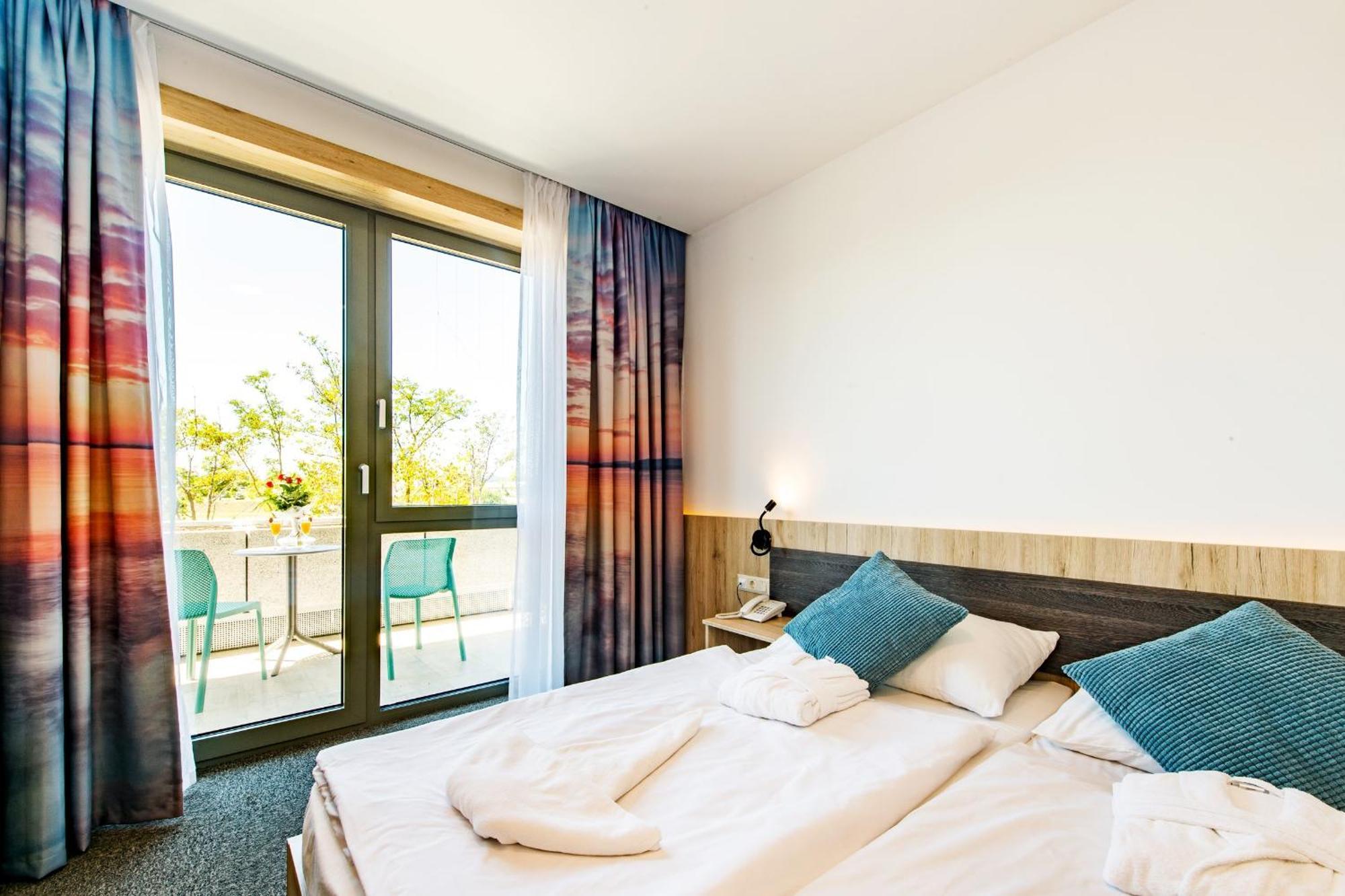Akademia Hotel Balatonfured Bagian luar foto