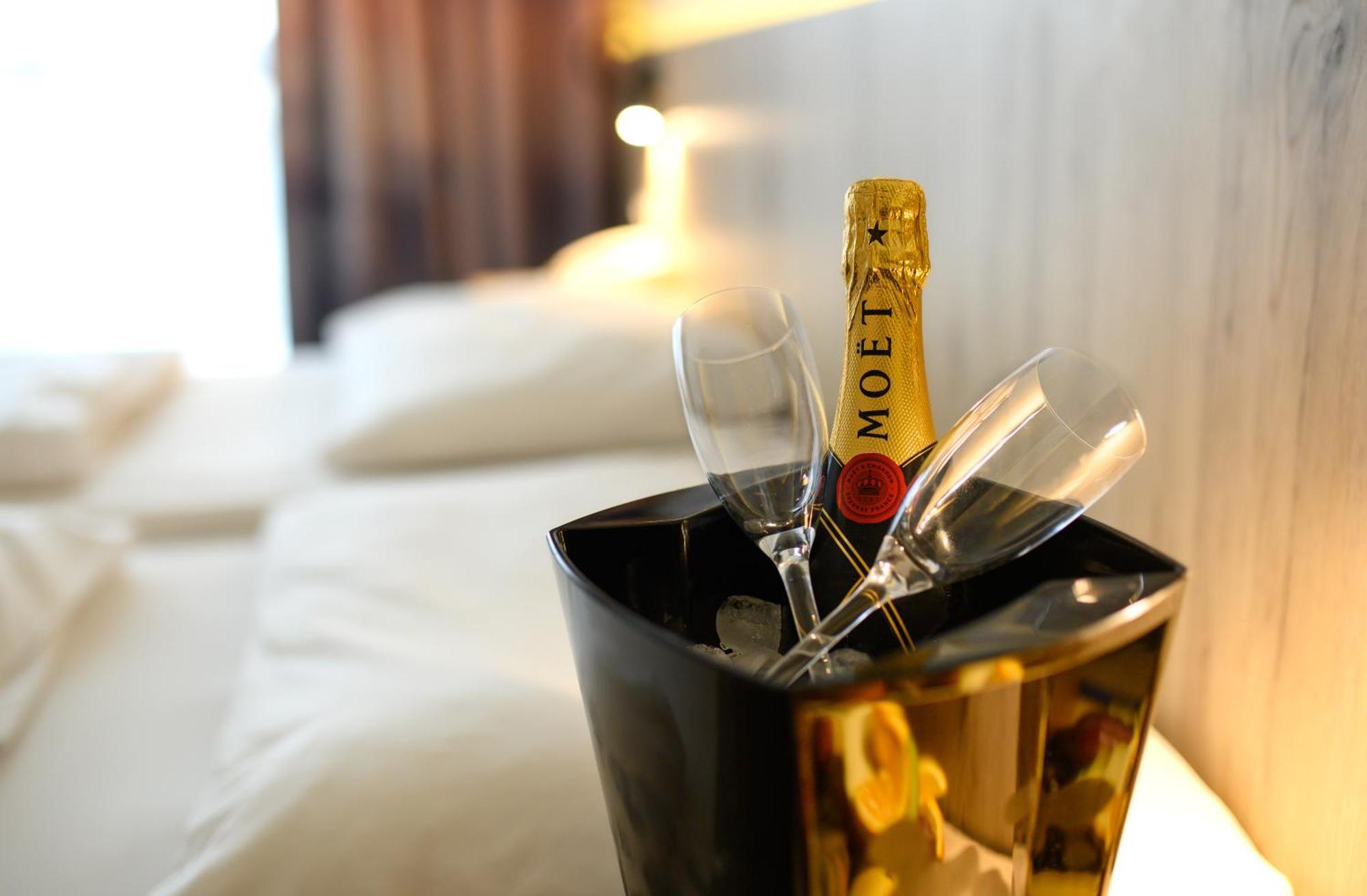Akademia Hotel Balatonfured Bagian luar foto