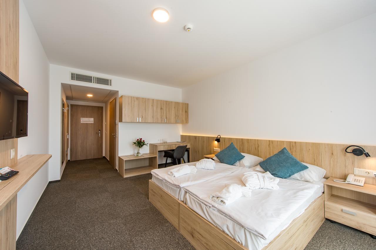 Akademia Hotel Balatonfured Bagian luar foto
