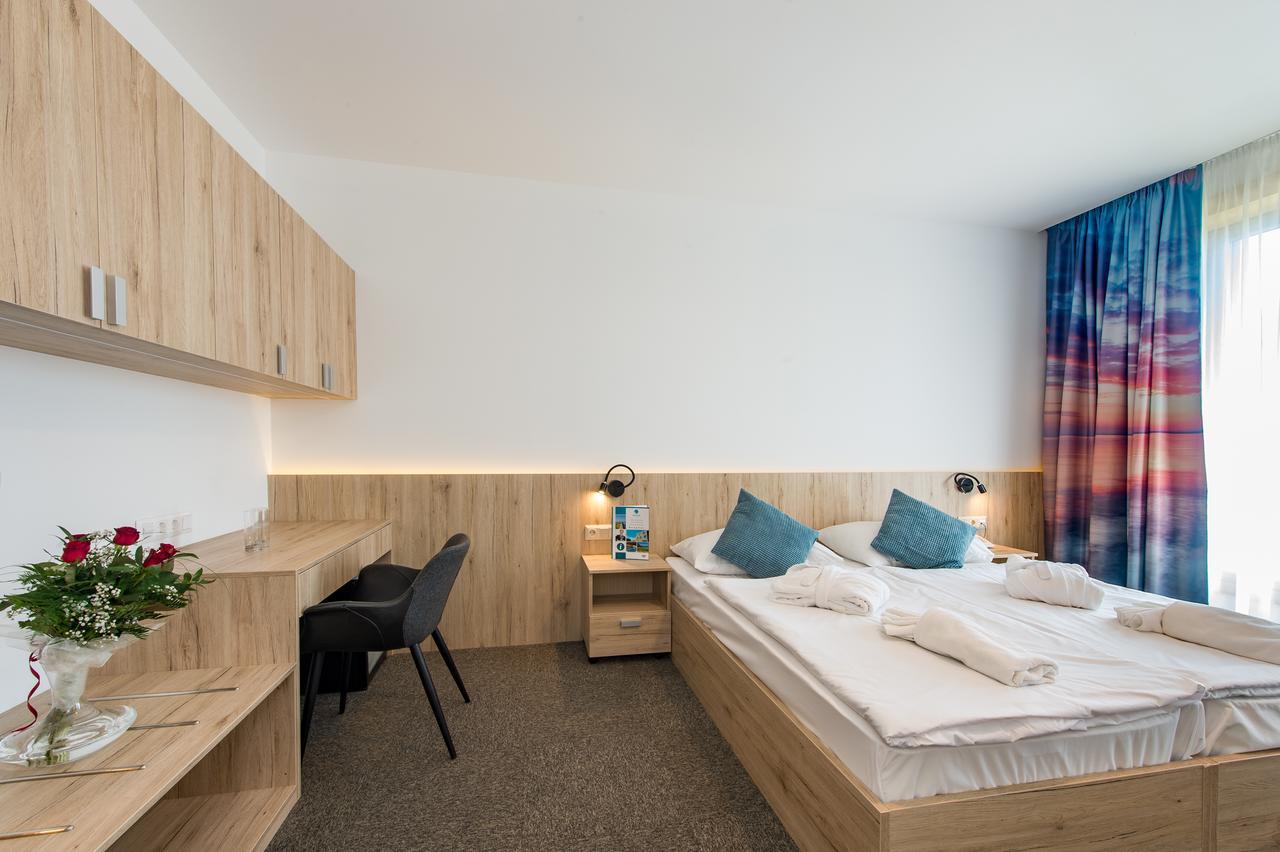 Akademia Hotel Balatonfured Bagian luar foto