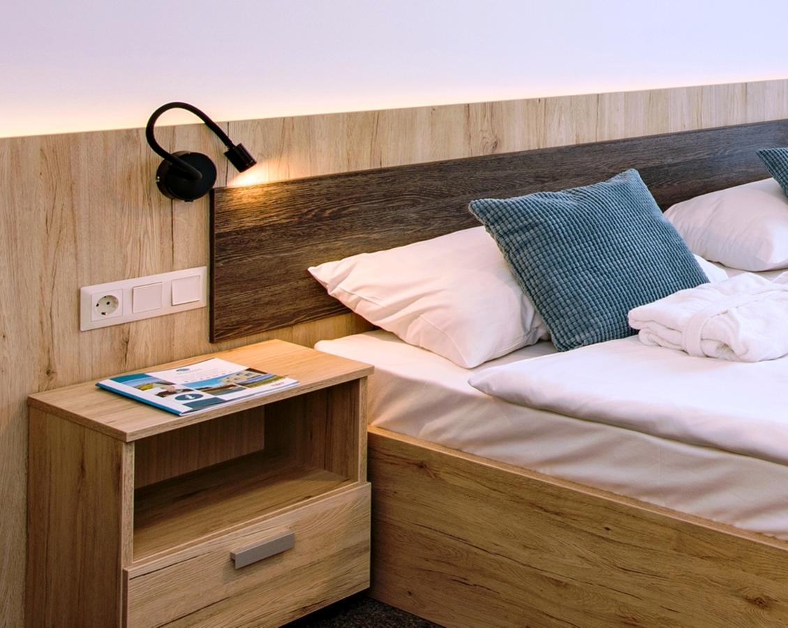Akademia Hotel Balatonfured Bagian luar foto