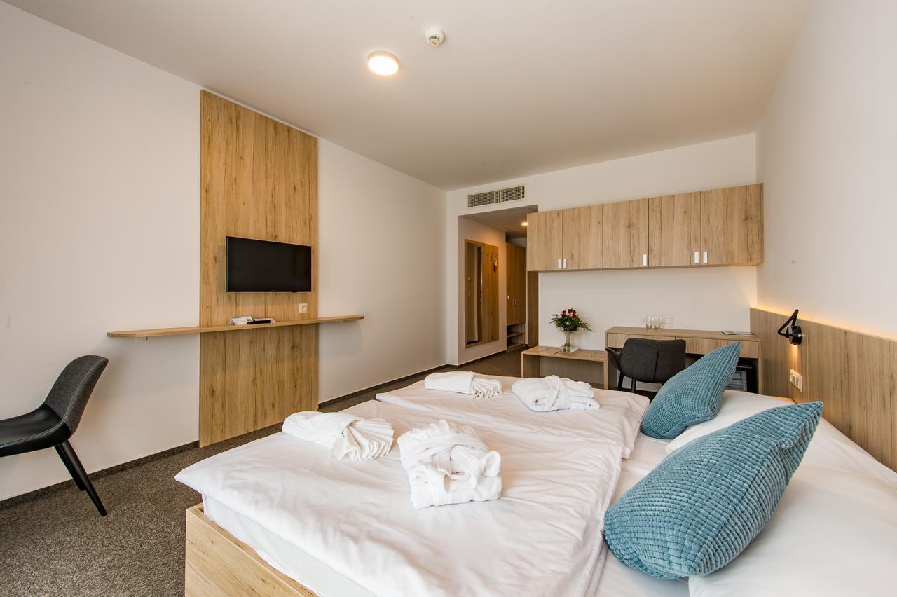Akademia Hotel Balatonfured Bagian luar foto